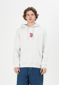Felpa grigia con tasca a marsupio, cappuccio con cordino e logo bordeaux sul petto. Realizzata in morbido cotone con polsini a coste.