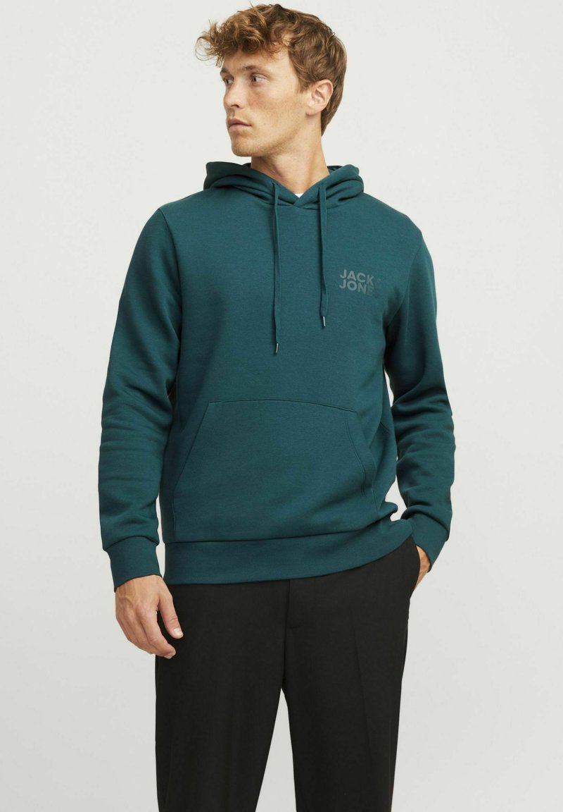 Capuchon sweatshirt in diep teal, van katoenmix. Kenmerkt een kangoeroezak, ribbelmanchetten en een gedrukt logo op de borst. Soepele textuur.