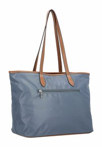 Borsa tote in nylon blu con manici in pelle marrone, presenta una tasca anteriore con zip e dettagli di cucitura bianca lungo i bordi.