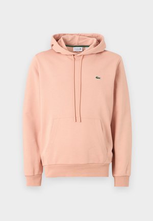 Rosa Kapuzenpullover aus weichem Stoff, mit einer Kängurutasche, einer Kordelzugkapuze, Rippenbündchen und einem kleinen grünen Logo auf der Brust.