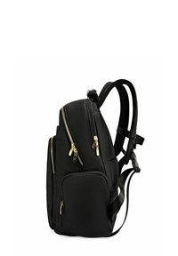 Czarny plecak wykonany z miękkiego materiału z wieloma zamykanymi na zamek kieszeniami i złotym wykończeniem, z regulowanymi, wyściełanymi szelkami oraz smukłym kształtem.