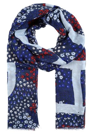 Longue écharpe rectangulaire avec des motifs floraux bleu marine, rouge et blanc et des bordures gris clair, légèrement torsadée et pliée.