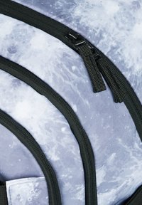 Zaino con una combinazione di colori blu chiaro e bianco caratterizzato da un motivo marmorizzato; cerniere e rifiniture nere; texture liscia.