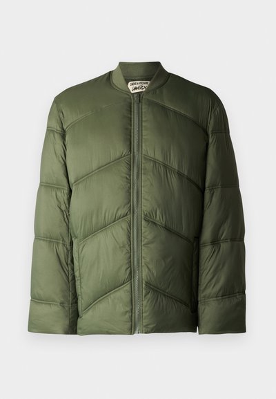 Veste rembourrée vert olive de style bomber, avec des sections matelassées horizontales et une fermeture éclair à l'avant.
