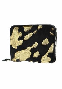 Billetera negra y dorada con una superficie texturizada y parecida al pelaje. Presenta un patrón de estampado de leopardo y un cierre de cremallera plateado. Forma rectangular compacta.