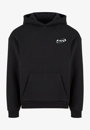 Musta kapuutsiga sviiter, mis on valmistatud pehmest kangast ja millel on känguru-tasku, valge logo vasakul rinnal. Sisaldab kummiköit.