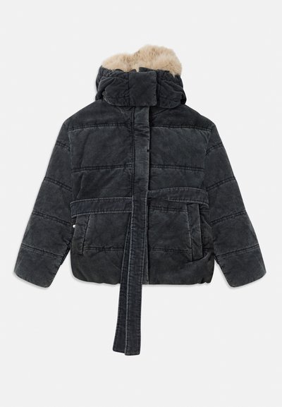 Giacca in corduroy grigio scuro imbottita con cappuccio foderato in pelliccia sintetica, vita con cintura e motivo a coste orizzontali. Presenta due tasche frontali.