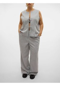 Grijze mouwloze top met een open voorkant en strikdetail, gecombineerd met bijpassende grijze wijde broek. Gelaagd stof, casual fit.