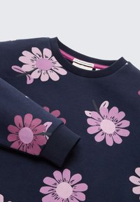 Donnarijsblauwe sweatshirt van biologisch katoen, versierd met grote roze bloemenpatronen en geribbelde mouwen. Label zichtbaar binnen de kraag.