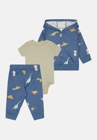 Trojdielny detský outfit pozostávajúci z modrého zip-up mikiny so vzorom dinosaurov, svetlozeleného body s krátkym rukávom a modrých nohavíc so vzormi.