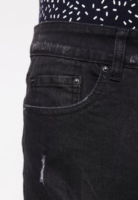 Black Kaviar Jeansy Slim Fit