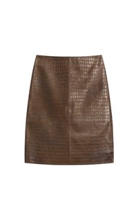 Jupe en cuir synthétique marron avec une texture crocodile, coupe ajustée et finition lisse. Présente une taille mi-haute et une coupe droite.