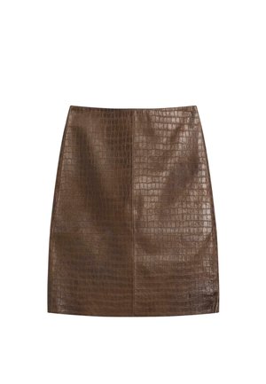 Jupe en cuir synthétique marron avec une texture crocodile, coupe ajustée et finition lisse. Présente une taille mi-haute et une coupe droite.