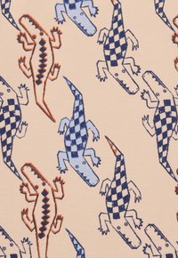 Gemusterter Stoff mit Cartoon-Alligatoren in Blau und Orange auf einem hellbeigen Hintergrund. Besonders hervorzuheben sind karierte und Zickzack-Muster.