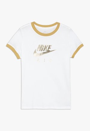 Biały T-shirt z krótkim rękawem z złotą lamówką na kołnierzu i rękawach, z błyszczącym złotym logo Nike Air na przodzie pośrodku.