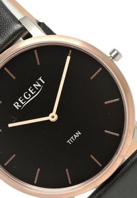 Montre à cadran noir avec un boîtier en acier inoxydable rose doré. Aiguilles des heures et des minutes fines, marqueurs d'heure simples et bracelet en cuir noir.