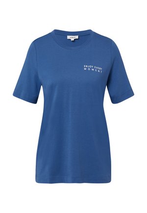 T-shirt blu a maniche corte realizzato in morbido cotone con scollatura a girocollo. Presenta un testo bianco che dice "GODITI OGNI MOMENTO" sulla parte anteriore.