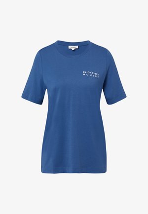 T-shirt bleu à manches courtes en coton doux avec un col rond. Il présente un texte blanc qui dit "PROFITEZ DE CHAQUE MOMENT" sur le devant.