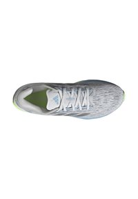 Chaussure de sport gris clair avec une tige texturée, des accents bleus, une semelle verte et des lacets blancs. Présente un logo près de la languette.