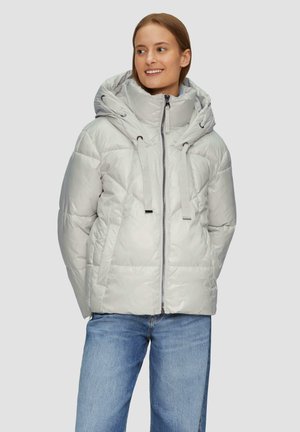 Veste doudoune grise claire avec un col montant et une capuche à cordon de serrage réglable. Elle dispose d'une fermeture éclair et d'un design à panneaux matelassés.