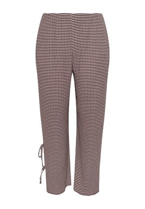 Korkeavyötäröiset, nilkkapituuteen ulottuvat housut, joissa on vaaleanpunainen ja musta ruutukuvio sekä sivunauhakiinnitys yhdellä lahkeella.