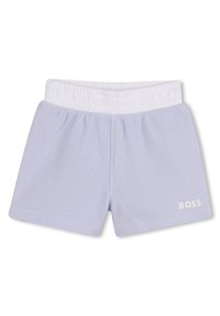 Ανοιχτό μπλε, υφασμάτινο σορτς με λευκή ελαστική ζώνη στη μέση και τη λέξη "BOSS" τυπωμένη με λευκά γράμματα στο κάτω δεξί μέρος μπροστά.