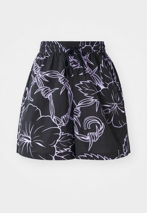 Svart shorts med snøring i midjen, med kontrastfarge i lys lilla blomstermønster og bladmønster på en ensfarget bakgrunn.