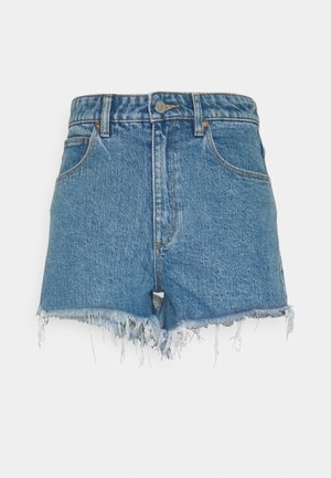 Blå højtaljede denimshorts med forreste knap, lommer, bæltestropper og frynset kant på hvid baggrund.