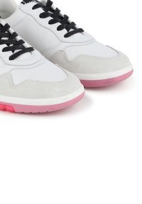 Λευκά δερμάτινα και γκρι σουέτ αθλητικά παπούτσια με μαύρες κορδόνες, ροζ καουτσούκ σόλα και υφασμάτινες λεπτομέρειες κατά μήκος του επάνω μέρους και της περιοχής των δαχτύλων.