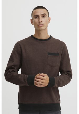 Brun sweatshirt med rund halsudskæring, lange ærmer og en frontlomme. Har sorte manchetter og kantdetaljer, fremstillet af et struktureret materiale.