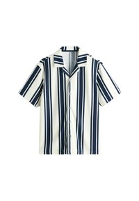 Chemise à manches courtes boutonnée avec larges rayures verticales bleu marine et blanches et col style camp, présentée sur fond blanc.