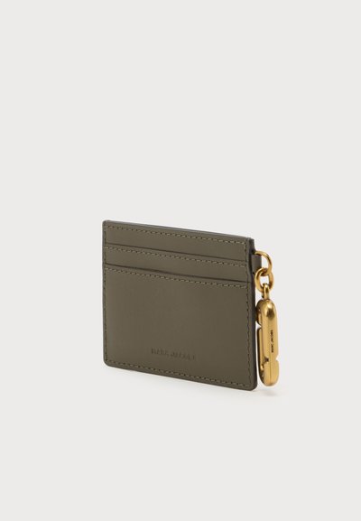 Porte-cartes en cuir vert olive avec trois emplacements pour cartes et une attache porte-clés dorée fixée sur le côté.