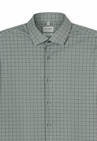 Gemustertes Hemd mit Knöpfen, das eine grüne Grundfarbe mit komplexen geometrischen Mustern in Marineblau und Creme aufweist, gefertigt aus leichtem Stoff.