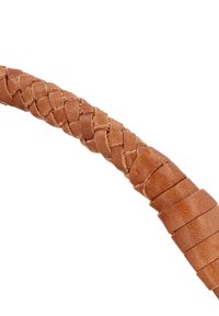 Flettet læderrem i mellembrun med en struktureret overflade og afrundede kanter samt tydeligt overlappende sektioner.