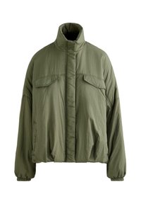 Oljčno zelena odejana jakna z visokim ovratnikom, dolgimi rokavi z elastičnimi manšetami, dvema prsnikoma z zaponkami in sprednjim zaprtjem na zadrgo.