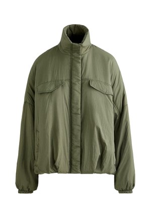 Oliwkowo zielona pikowana kurtka z wysokim kołnierzem, długimi rękawami z elastycznymi mankietami, dwoma kieszeniami na klapie na piersi oraz ukrytym zapięciem z przodu.
