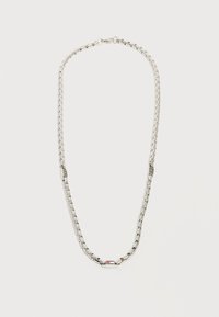 Ασημένια αλυσίδα με ορθογώνιο κούμπωμα που φέρει μια μικρή ορθογώνια λεπτομέρεια σε κόκκινο, λευκό και μαύρο χρώμα.