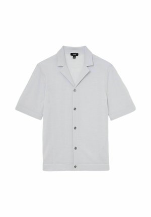 Jasnoszara koszula na krótki rękaw z kołnierzem z wycięciem i pięcioma guzikami z przodu, przedstawiona na białym tle.
