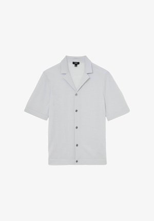 Jasnoszara koszula na krótki rękaw z kołnierzem z wycięciem i pięcioma guzikami z przodu, przedstawiona na białym tle.