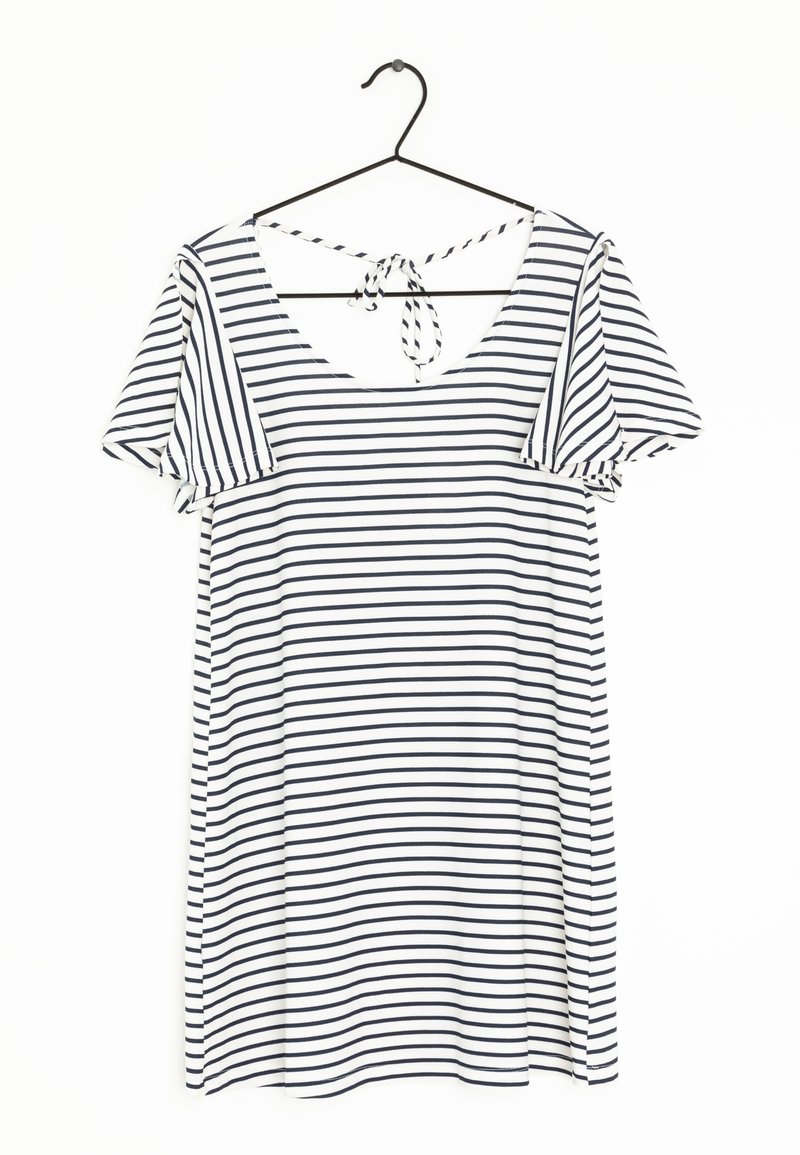 Pasiasta sukienka w bieli i granacie, z krótkimi falbaniastymi rękawami, okrągłym dekoltem i wiązaniem z tyłu. Miękka tekstura materiału.