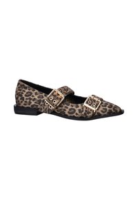 Leren leopardenprint ballerina's met twee gouden gespdetails, spitse neus, stoffen bovenkant en een gestructureerd oppervlak, rustend op een zwarte zool.