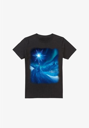 Schwarzes Baumwoll-T-Shirt mit einem blauen Grafikdesign eines Charakters in einem glitzernden Kleid, umgeben von schneebedeckten Bergen und einem Nachthimmel.