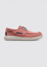Zapatillas de lona rojas con cordones grises, diseño de punta redonda, acentos en contraste en azul marino y naranja, y una suela flexible de color gris claro.