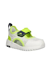 Scarpa bianca in rete con accenti verde neon, cinturino in Velcro, punta arrotondata e design della suola testurizzata, con ritagli per la traspirabilità.