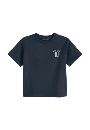 Granatowy t-shirt z krótkim rękawem i okrągłym dekoltem z białym napisem "Marc O'Polo 10" na lewej piersi.