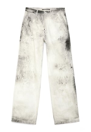 Weiße Jeans mit weitem Bein, schwarzen abgenutzten und ausgebleichten Details, vorderen Taschen, Knopf, Reißverschluss und Camperlab-Markenlabel innen im Bund.