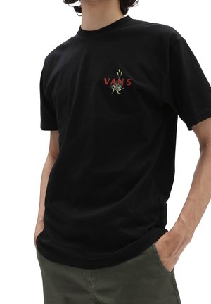 Zwarte katoenen t-shirt met rode "VANS" tekst en een groene plantgrafiek op de borst, met een klassieke pasvorm en korte mouwen.