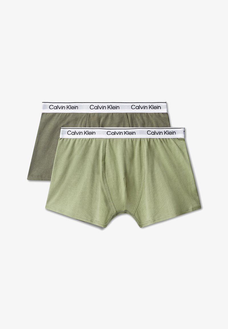 Δύο ζεύγη ανδρικά μποξεράκια Calvin Klein σε ανοιχτό και σκούρο πράσινο με λευκή ελαστική μέση που φέρει το λογότυπο Calvin Klein.