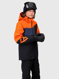 Bambino con berretto nero e occhiali da sci, giacca invernale arancione e nera, guanti neri e pantaloni da neve neri, in piedi con le mani unite.