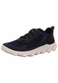 Scarpa sportiva blu scuro con superiore in rete, punta arrotondata e suola in gomma bianca. Presenta lacci elastici e una linguetta sul tallone.